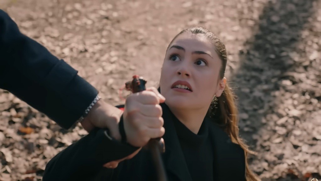 Halil powstrzymuje Arzu przed zadaniem ciosu nożem.