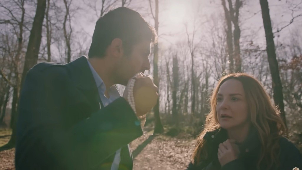 Halil zrywa z szyi Songul perłowy naszyjnik.