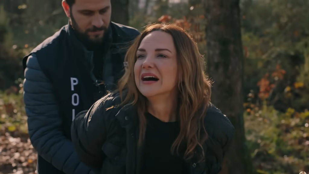 Policjant skuwa Songul.