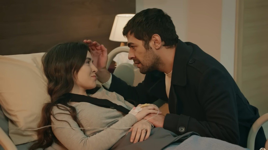 Halil kuca przy łóżku Zeynep.