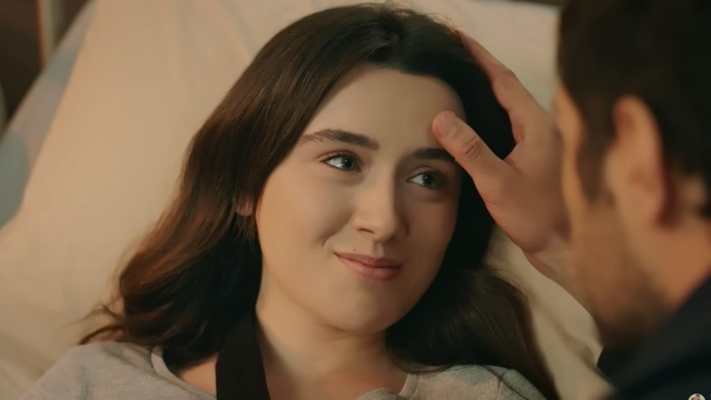 Zeynep uśmiecha się, a Halil przesuwa kciukiem po jej czole.