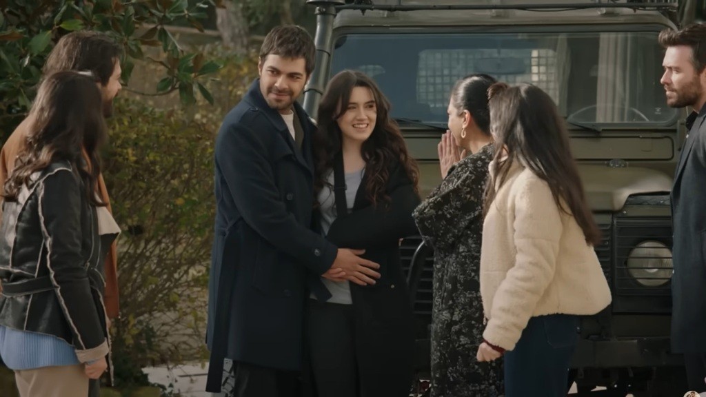 Halil i Zeynep przekazują bliskim wieść o ciąży.