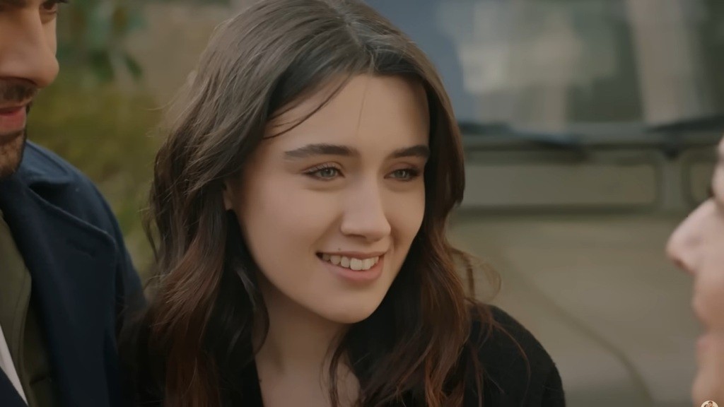 Zeynep jest szczęśliwa.