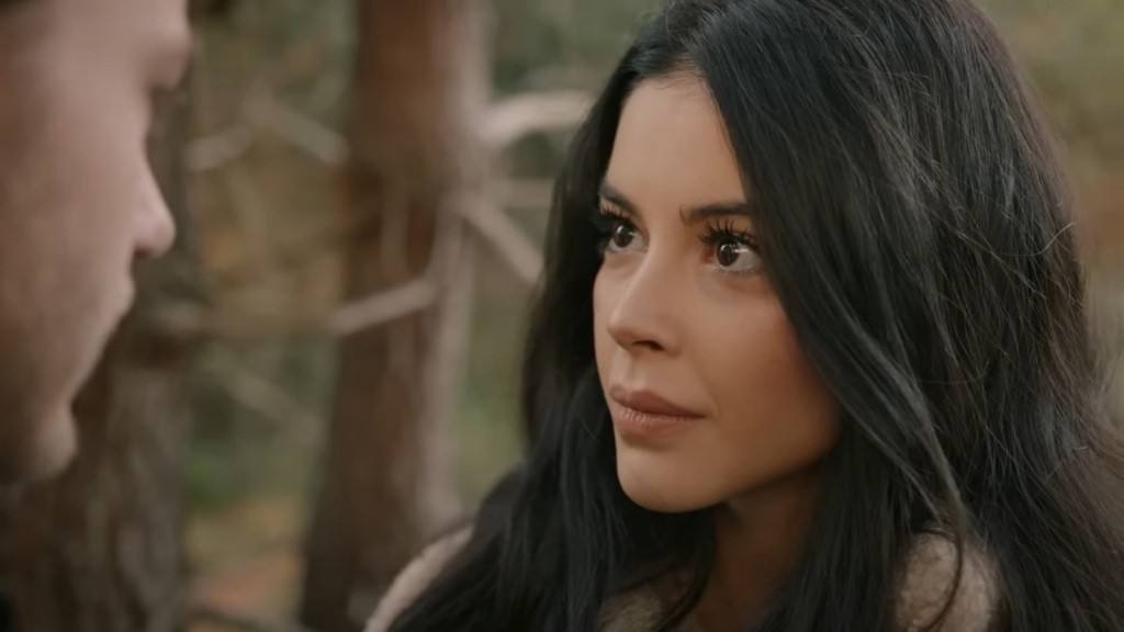 Merve jest poruszona, gdy patrzy w twarz Cemila.