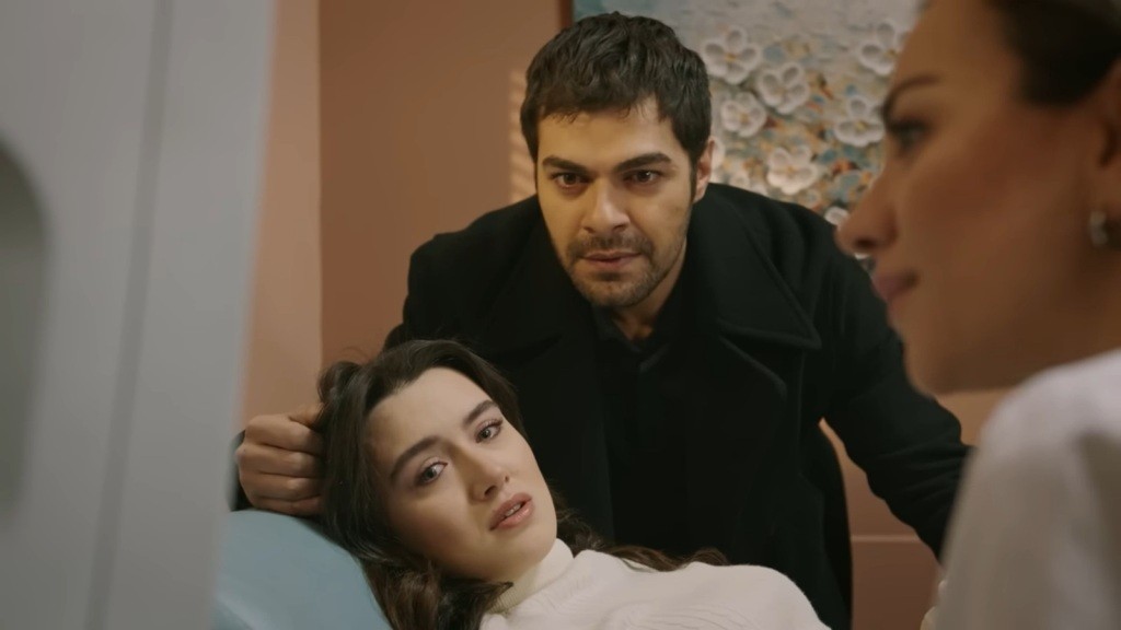 Halil towarzyszy Zeynep podczas badania USG ciąży.