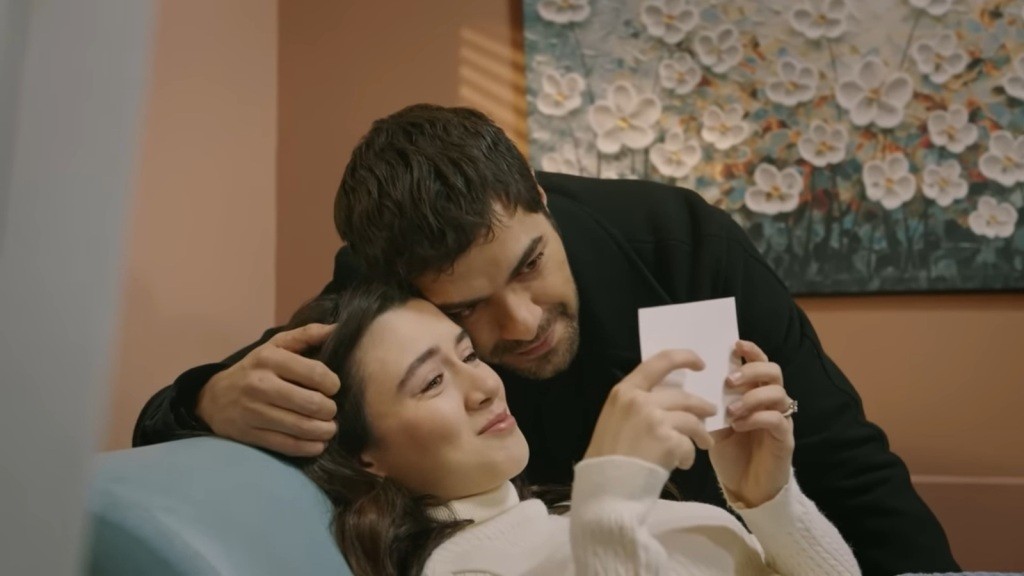 Halil i Zeynep wpatrują się w zdjęcie ultrasonograficzne.