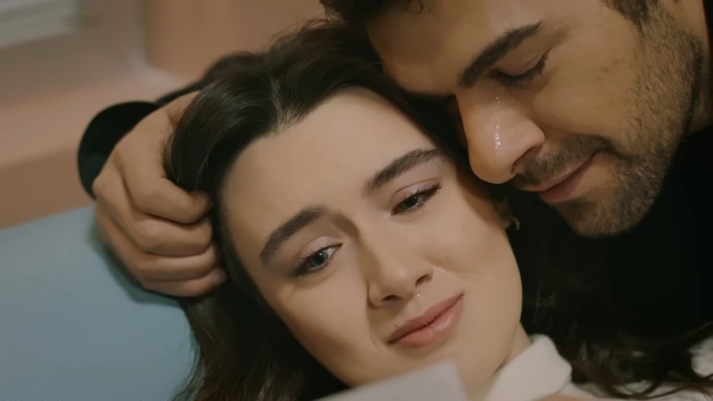 Zeynep i Halil są wzruszeni.