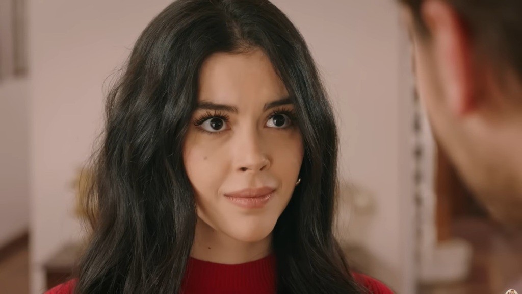 Merve patrzy Cemilowi prosto w oczy.