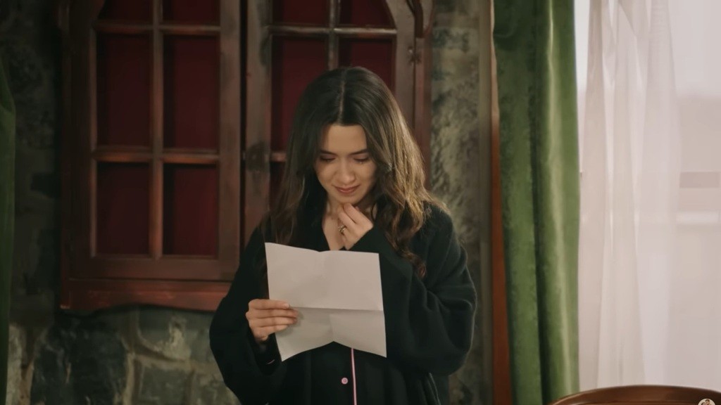 Zeynep czyta napisany przez Halila list.