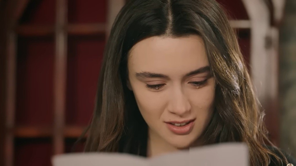 Zeynep jest wzruszona, czytając list.