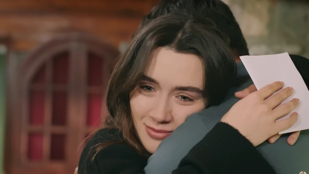 Wzruszona Zeynep przytula się do Halila.