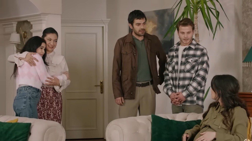 Merve przytula się do Tulay. Jest wdzięczna, że wyraziła zgodę na jej ślub z Cemilem.