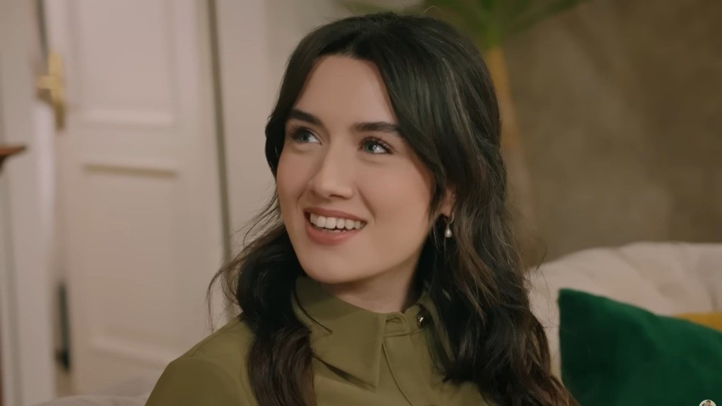 Zeynep uśmiecha się radośnie.