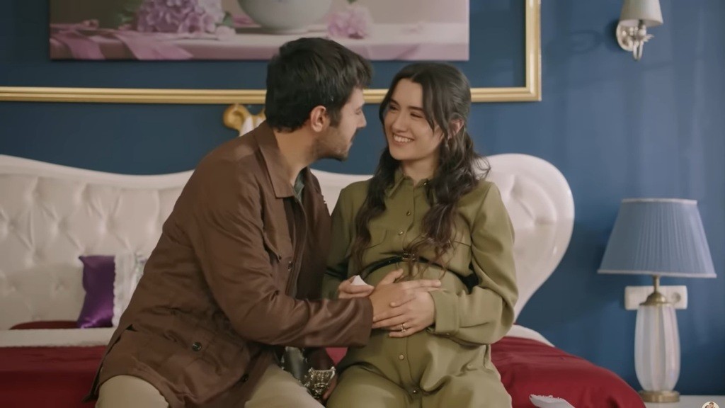 Halil trzyma rękę na brzuchu Zeynep. Oboje są szczęśliwi.