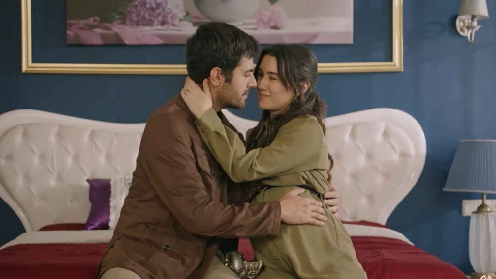 Halil i Zeynep obejmują się.