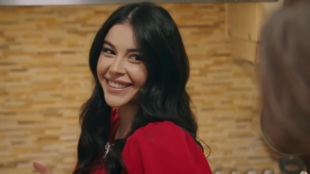 Merve uśmiecha się promiennie.