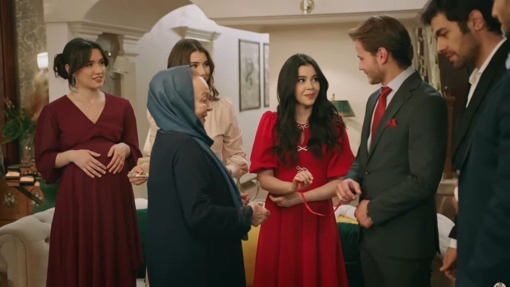 Merve i Cemil zakładają obrączki zaręczynowe.