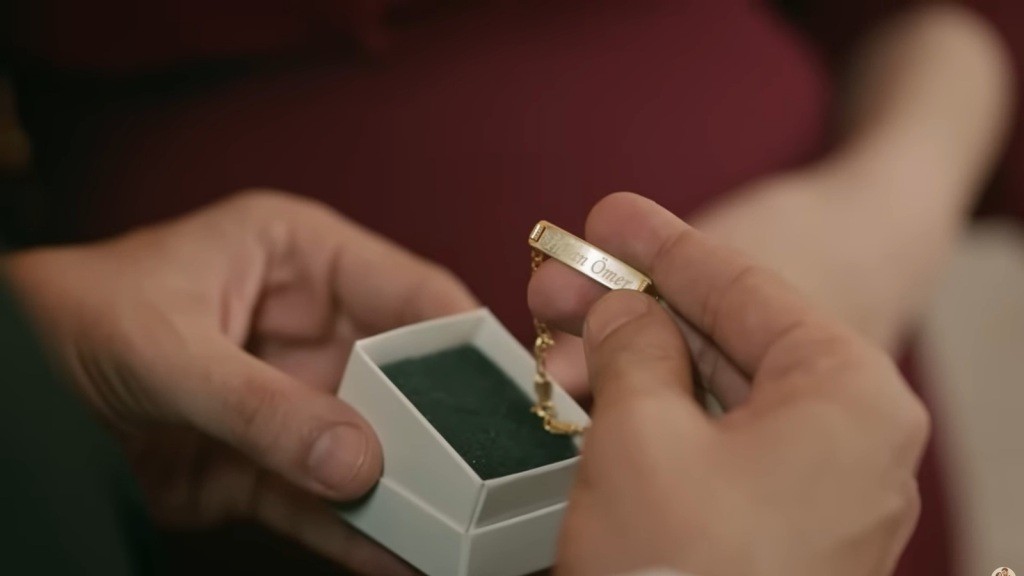 Złota bransoletka z wygrawerowanymi imionami: "Ihsan Omer".