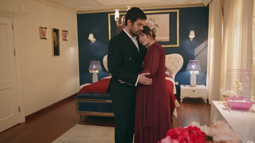 Halil i Zeynep w objęciach.