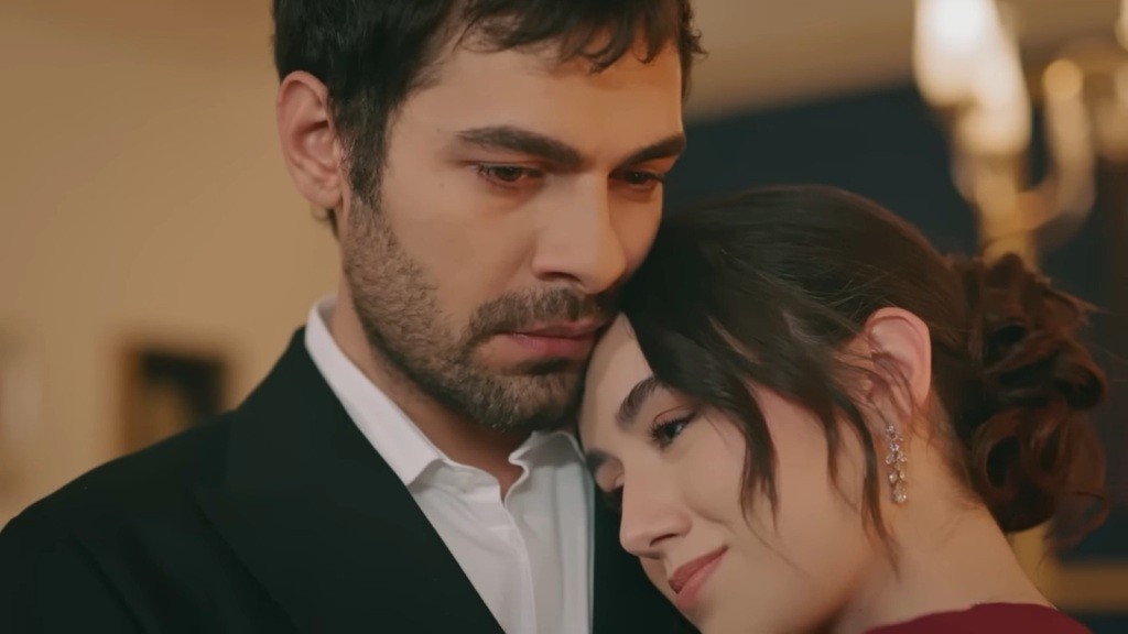 Zeynep tuli głowę do ramienia męża. Halil jest wzruszony.