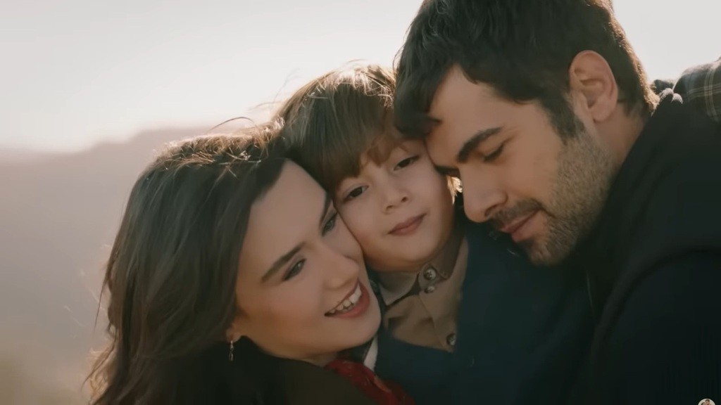 Rodzinny uścisk Zeynep, Halila i ich pięcioletniego syna, ukazujący chwilę pełną miłości i szczęścia.