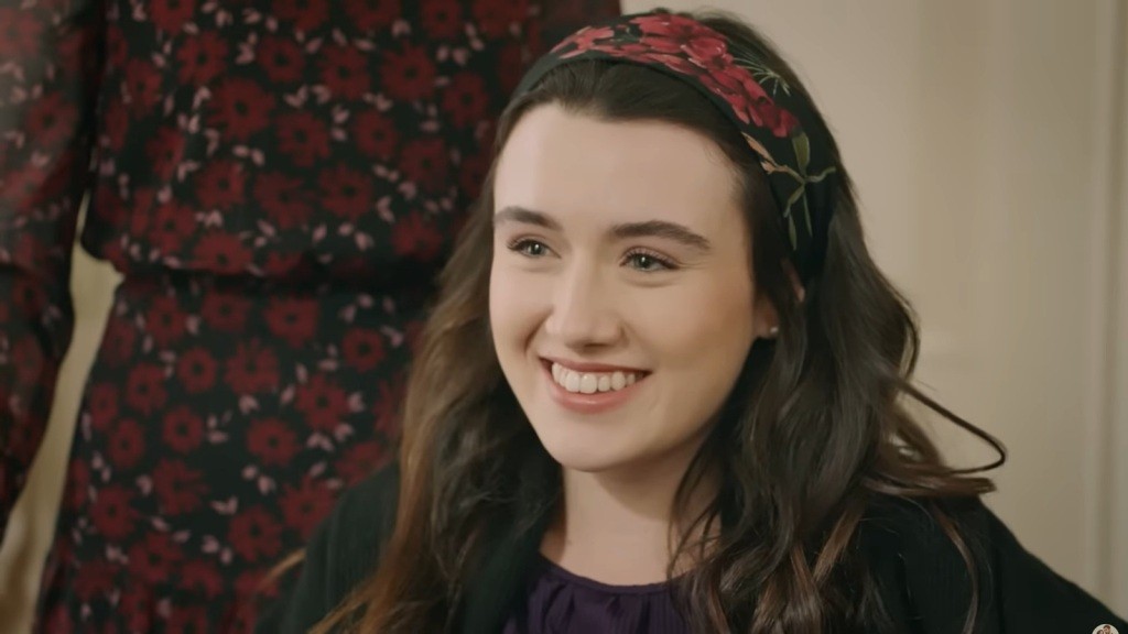 Zeynep uśmiecha się promiennie, pełna radości.