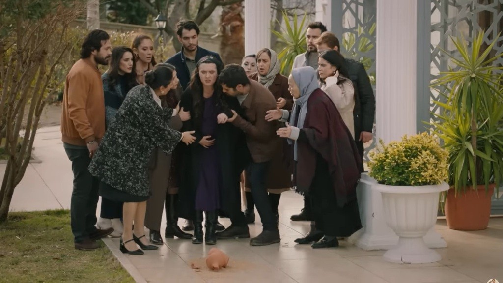 Zeynep upuszcza gliniane naczynie, z którego wysypuje się pszenica. Wszyscy są przestraszeni z powodu jej stanu.