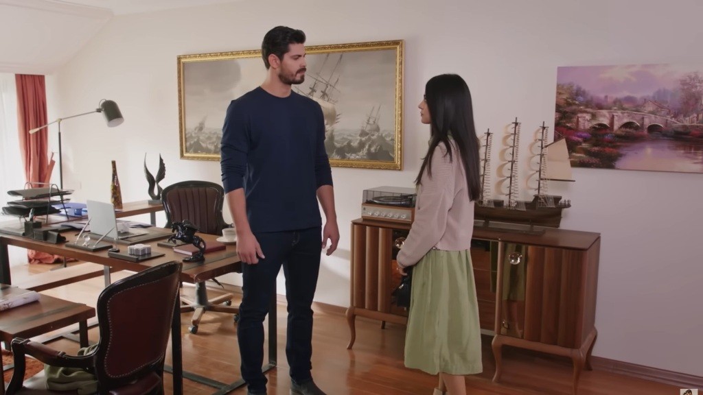 Hancer stoi przed Cihanem w jego gabinecie.