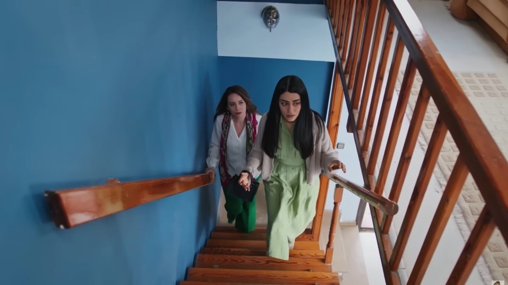 Hancer i Beyza wchodzą po schodach na górę.