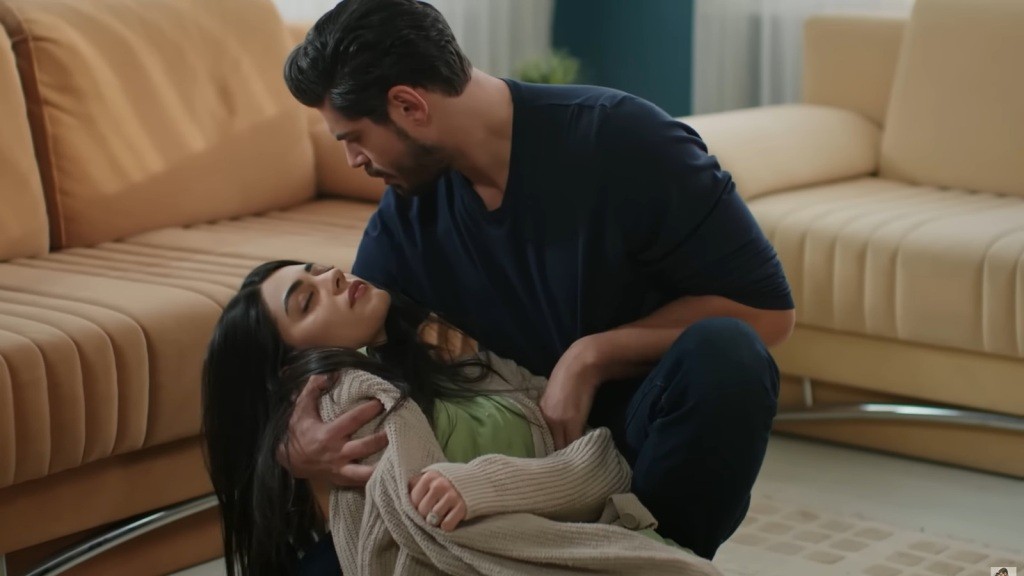 Cihan podnosi nieprzytomną Hancer.