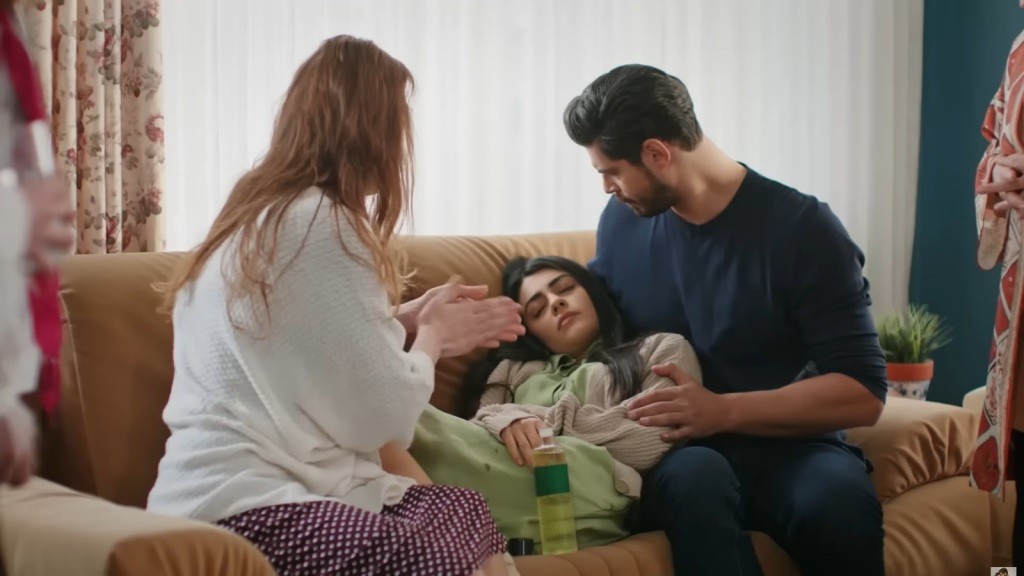 Derya rozciera w dłoniach wodę kolońską, a Cihan obejmuje nieprzytomną Hancer.