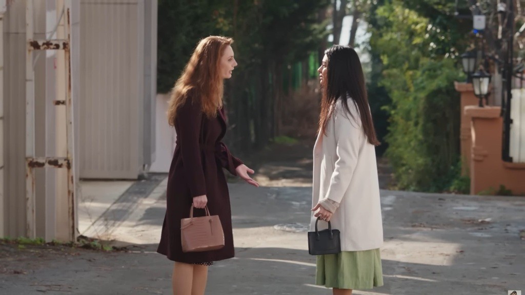 Derya i Hancer rozmawiają na drodze przed posiadłością Develioglu.