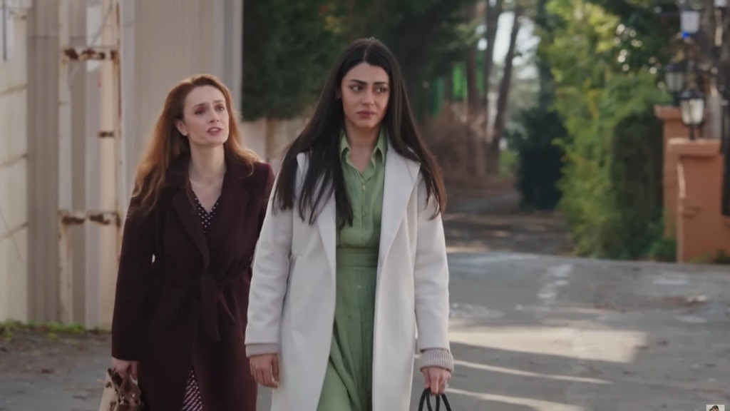 Hancer odchodzi, a Derya podąża za nią.