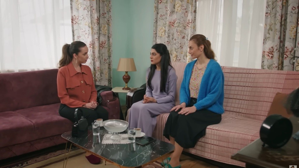 Beyza siedzi obok Hancer i Deryi w ich domu.