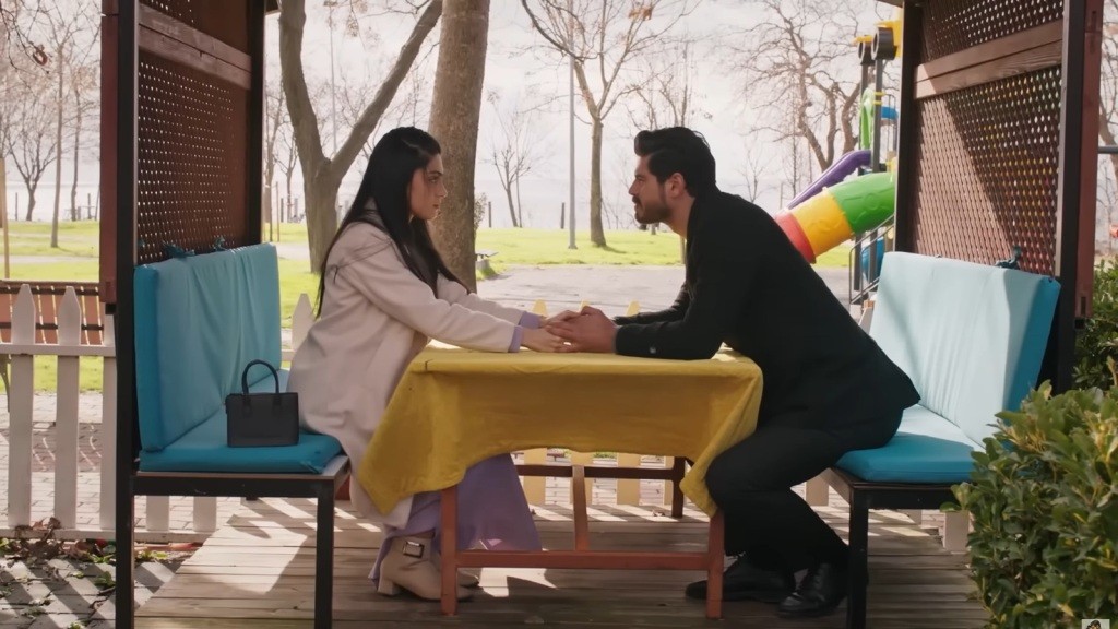 Hancer i Cihan trzymają się za ręce, siedząc naprzeciwko siebie.