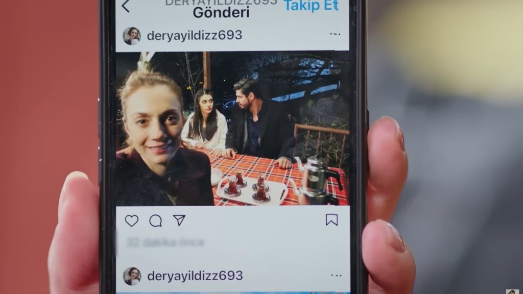 Zbliżenie na ekran telefonu Beyzy, na którym znajduje się zdjęcie zamieszczone przez Deryę na portalu społecznościowym.