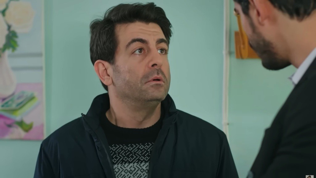 Cemil wygląda, jakby stracił grunt pod nogami, stojąc twarzą w twarz z Cihanem.