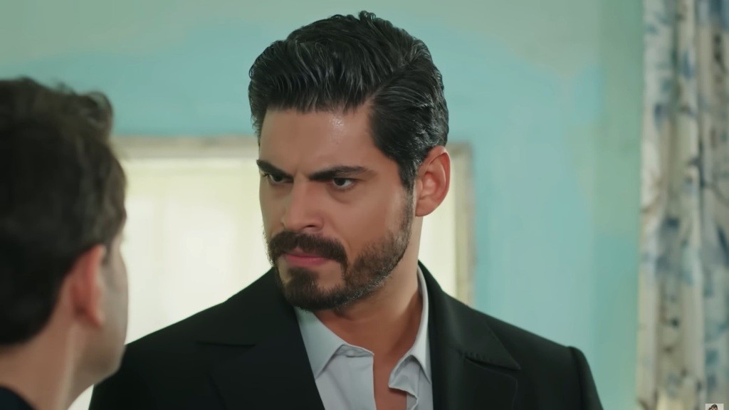 Cihan marszczy brwi i wbija gniewne spojrzenie w Cemila.