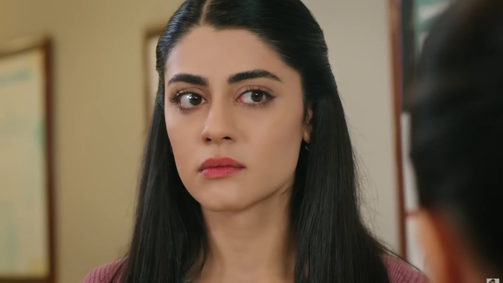 Zbliżenie na twarz Hancer.