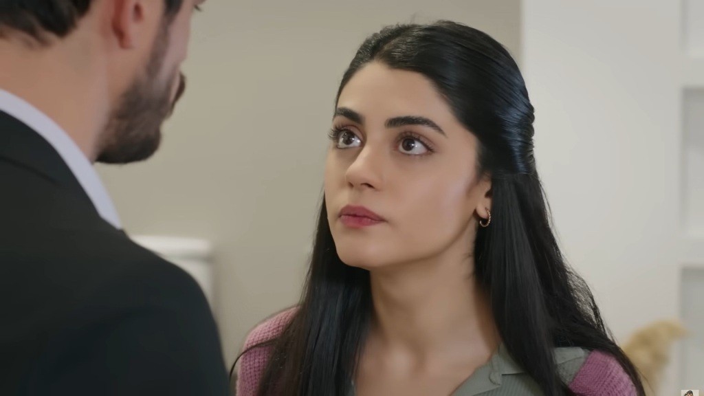 Hancer z uniesioną głową stoi przed Cihanem.