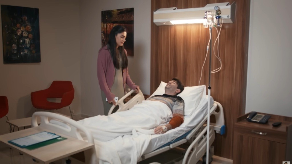 Hancer stoi przy łóżku brata.