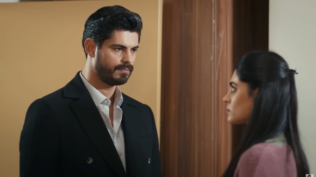 Hancer staje Cihanowi na drodze przed wejściem do sali szpitalnej.