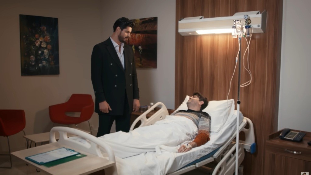 Cihan przy łóżku Cemila.