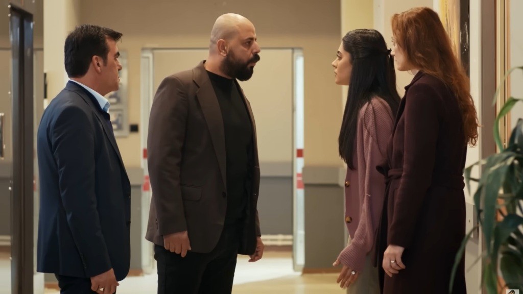 Hancer staje twarzą w twarz z wierzycielem na szpitalnym korytarzu.