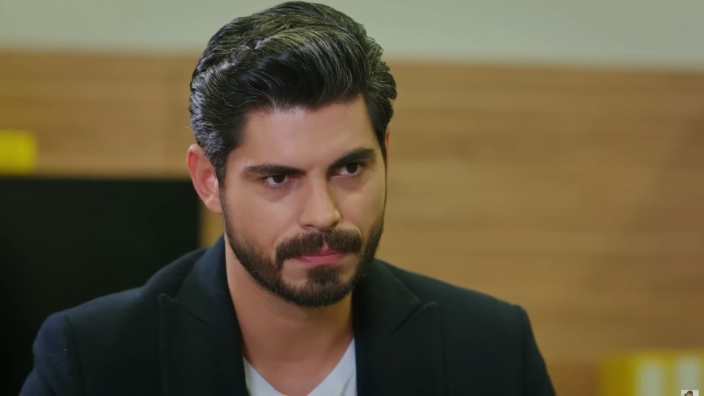 Zbliżenie na twarz Cihana.