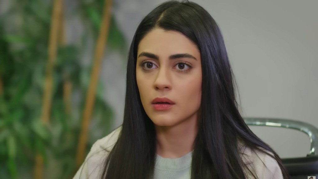 Hancer jest zaskoczona.