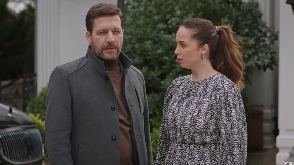 Nusret rozmawia z Beyzą na zewnątrz.