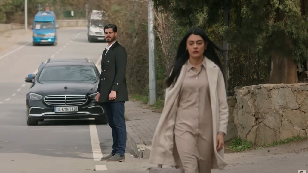 Cihan patrzy za odchodzącą Hancer.