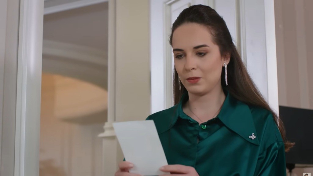 Beyza trzyma w rękach zdjęcie.