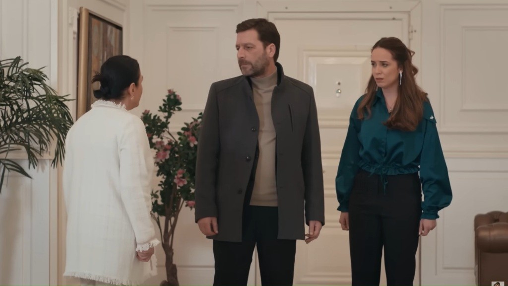 Mukadder rozmawia z Nusretem, obok którego stoi Beyza.